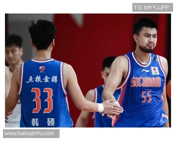 四川男篮与上海队激战正酣谁能在这场对决中笑到最后